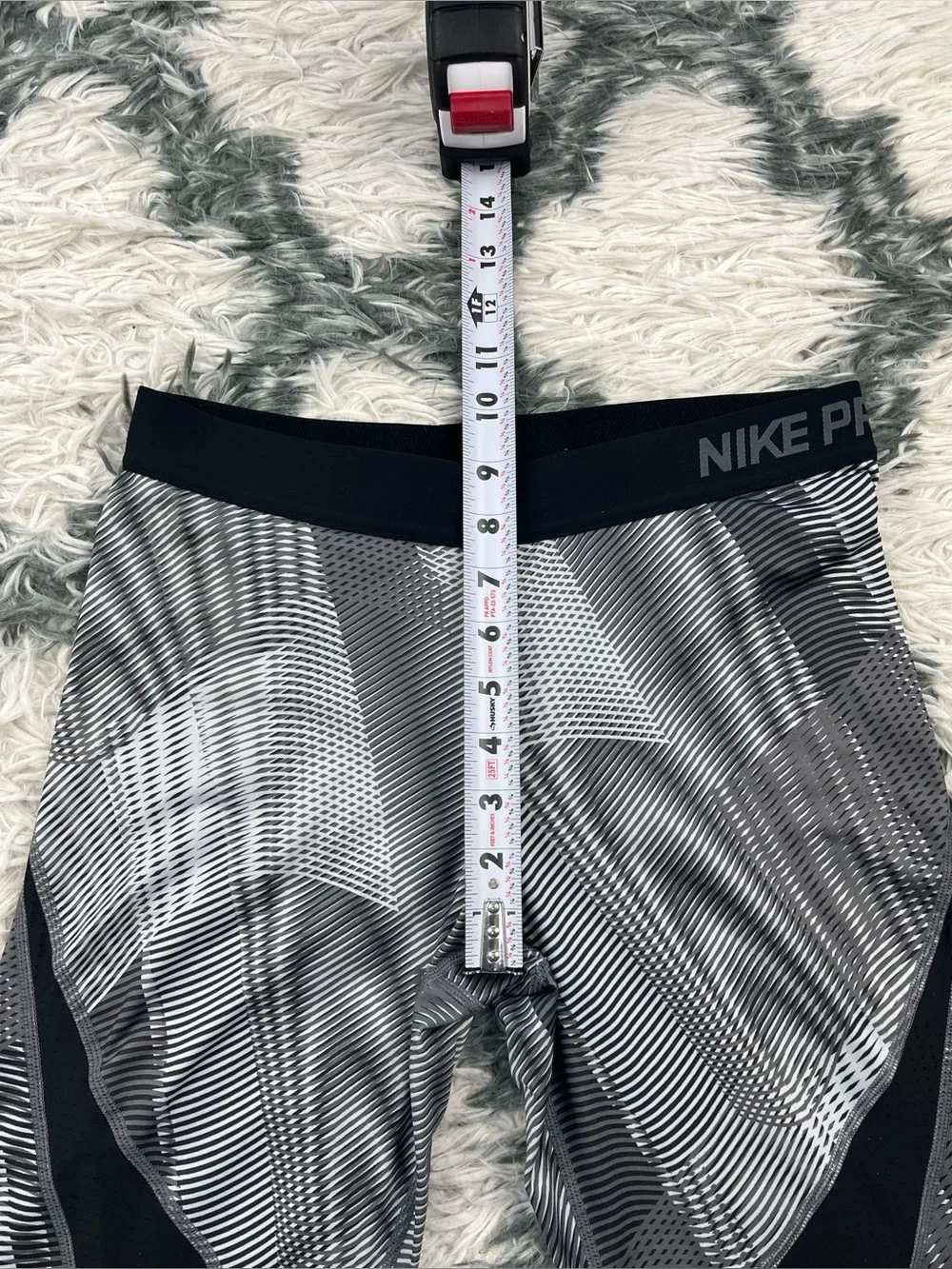 Nike Pro Women’s Hypercool Frequency Training Capri Leggings Black White Size L